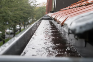 Overflowing-roof-gutter-in-heavy-rain
